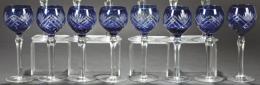 Lote 1450
Juego de ocho copas de vino de cristal de Bohemia tallado y parcialmente esmaltado en azul cobalto.