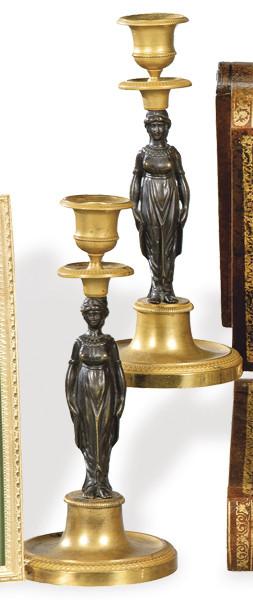 Lote 1454: Pareja de candeleros de bronce dorado y pavonado, Francia S. XIX.
