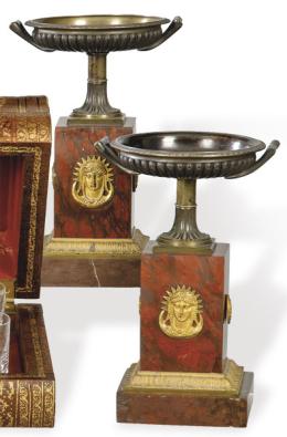 Lote 1456: Un par de tazas italianas de mármol de bronce patinado y dorado con griotte rojo de la época de Carlos X
