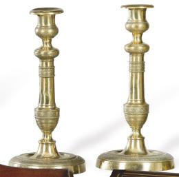 Lote 1459: Pareja de candeleros Carlos X de bronce dorado, Francia primer tercio S. XIX. Con vástago abalaustrado con pequeña decoración grabada. Altura: 26 cm