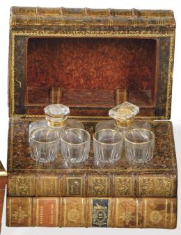 Lote 1463: Caja licorera en forma de libros, Francia ff. S. XIX.