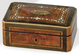 Lote 1465: Pequeña caja Napoleon III, de madera de raíz de Tuya y palorosa con marquetería de nácar y latón, Francia h. 1860.