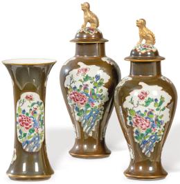 Lote 1429: Guarnición de tres pieces de porcelana siguiendo modelos de Compañía de Indias tipo Batavia con decoración de esmaltes de Familia Rosa, Samson, Francia ff. S. XIX pp. S. XX.