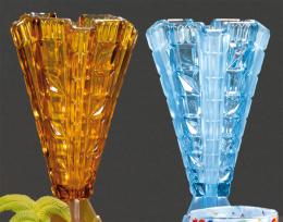 Lote 1439: Dos jarrones de cristal moldeado Art Deco uno azul y otro naranja h. 1920.