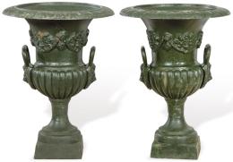 Lote 1451: Pareja de copas Medici en hierro colado pintadas en verde.
