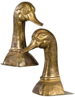 Lote 1489: Pareja de sujetapuertas en bronce dorado en forma de cabeza de pato, de Almazán, firmadas.