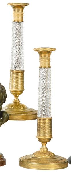 Lote 1501: Pareja de candeleros de bronce dorado y cristal tallado S. XIX.
