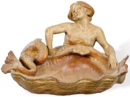 Lote 1503: Sirena con venera de terracota policromada con firma ilegible, Austria h. 1900.