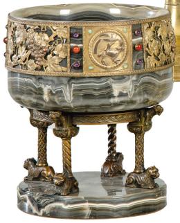 Lote 1513: Copa tallada en ágata con decoración de latón y pequeños cabujones de amatista, cornalina y turquesa.