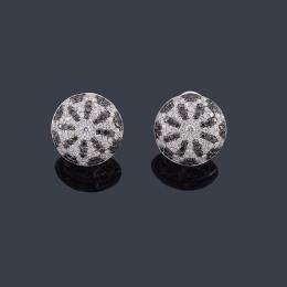 Lote 2431: YANES
Pendientes cortos con diamantes negros e incoloros con diseño de rosetón.