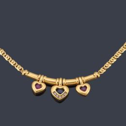 Lote 2441: Collar con tres motivos centrales en forma de corazón con rubíes y zafiros, en montura de oro amarillo de 18K.