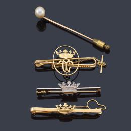 Lote 2442: Tres pisacorbatas con motivo de corona real y un alfiler de corbata con perla, en oro amarillo de 18K.