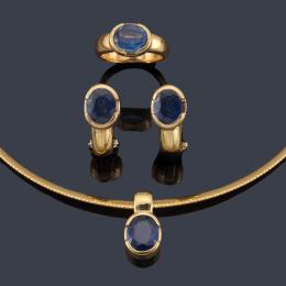 Lote 2465: Conjunto de collar, pendientes y anillo con zafiros talla oval en montura de oro amarillo de 18K.