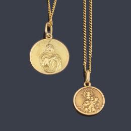 Lote 2466: Dos escapularios con La Imagen de la Inmaculada y El Sagrado Corazón, realizados en oro amarillo de 18K con cadena.