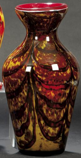 Lote 1504: Jarrón de cristal de Murano doblado con interior rojo y exterioren rojo y amarillo.