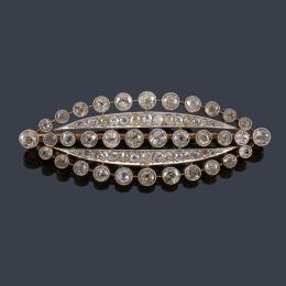Lote 2030<br>Broche con diseño oval con diamantes talla antigua y rosa de aprox. 9,35 ct en total. Ppios S. XX.