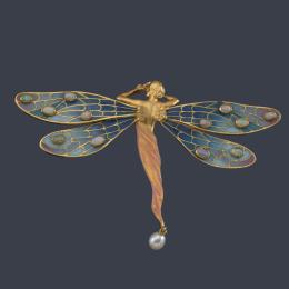 Lote 2037: MASRIERA Y CARRERA<br>Broche-colgante en forma de mujer libélula, segunda mitad siglo XX.<br>Con estuche original.