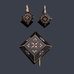 Lote 2044: Broche y pendientes con diseño floral sobre esmalte negro con diamantes talla rosa y rubí. S. XIX.