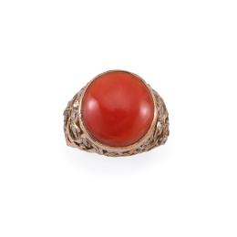 Lote 2046<br>Anillo con coral central talla cabujón en montura de oro rojo de 18K con diseño vegetal enriquecido con diamantes talla 8/8. Ppios S. XX.