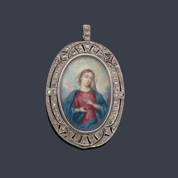 Lote 2066: Medalla devocional con La Imagen de La Virgen pintada a mano enmarcado en platino y diamantes talla rosa. Ppios S. XX.