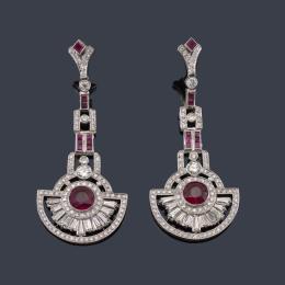 Lote 2067: Pendientes largos estilo 'art decó' con pareja de rubíes talla redonda de aprox. 4,20 ct en total, diamantes talla trapecio y brillantes de aprox. 6,80 ct en total.