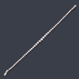 Lote 2073: Pulsera rivière con brillantes en disminución de aprox. 5,00 ct en total en montura de platino.