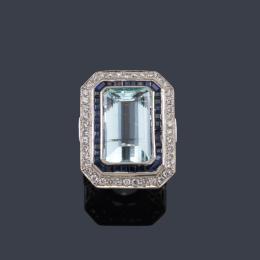 Lote 2084<br>Anillo estilo 'art decó' con aguamarina central de aprox. 11,37 ct y doble orla de zafiros calibrados de aprox. 1,68 ct y brillantes de aprox. 1,00 ct.