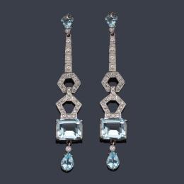 Lote 2087: Pendientes largos estilo 'art decó' con aguamarinas talla perilla, triángulo y esmeralda de aprox. 9,00 ct en total y brillantes de aprox. 1,20 ct en total.