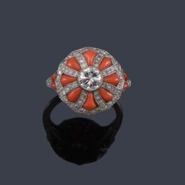 Lote 2091: Anillo con diseño de cúpula con brillante central de aprox. 0,50 ct con piezas de coral y brillantes.