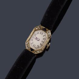 Lote 2093: Reloj-joya 'art decó' enmarcado con diamantes talla rosa y zafiros calibrados en montura de platino. Años '20.