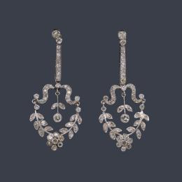 Lote 2096: Pendientes largos estilo Garland en platino con brillantes de aprox. 3,00 ct en total.