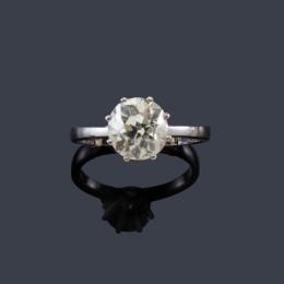 Lote 2109: Solitario con diamante talla antigua de aprox. 3,30 ct en montura de oro blanco de 18K.