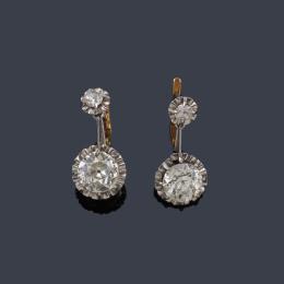 Lote 2110: Pendientes largos con pareja de diamantes talla antigua de aprox. 2,09 ct y 1,89 ct respectivamente en montura platino. Años '30.