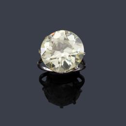 Lote 2113: Solitario con diamante talla antigua de aprox. 12,83 ct en montura de platino.