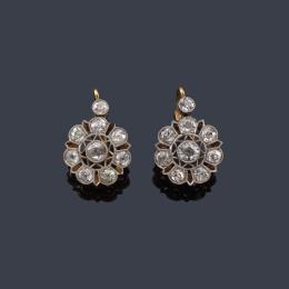 Lote 2124: Pendientes con diseño de rosetón con diamantes talla antigua de aprox. 2,00 ct en total.