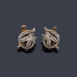 Lote 2125<br>Pendientes cortos con tres motivos ondulados con diamantes talla rosa de aprox. 0,25 ct en total.