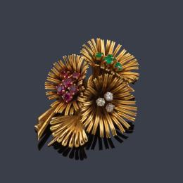 Lote 2131<br>Broche con diseño floral años '70 con centro cuajado de esmeraldas, rubíes y brillantes en hilos de oro amarillo de 18K.
