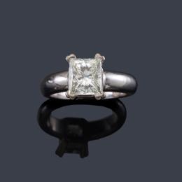 Lote 2142: Solitario con diamante talla princesa de aprox. 2,55 ct en montura de oro blanco de 18K. Certificado HRD.