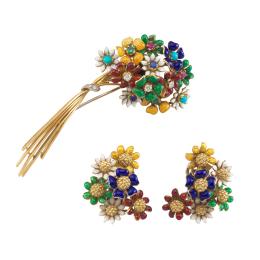 Lote 2146<br>Broche y pendientes cortos con motivo de 'bouquet floral' en esmalte policromado, gemas de color y brillantes. Años '40.