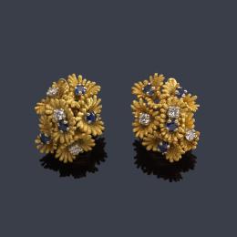 Lote 2154: Pendientes cortos años '70 con diseño floral con diamantes talla 16/16 de aprox. 0,30 ct y zafiros de aprox. 0,72 ct en total.