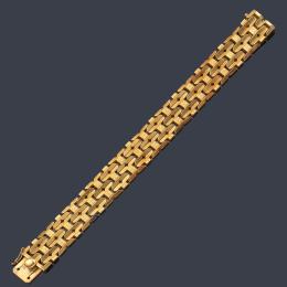 Lote 2172<br>Pulsera años '70 con eslabones ondulados en oro amarillo mate y brillo de 18K.