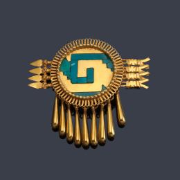 Lote 2176: Broche circular con motivos aztecas con piezas de turquesas en oro amarillo de 18K.