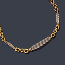 Lote 2178<br>Collar corto con tres piezas de cristal de roca gallonados con hilo de oro amarillo. Años '70.