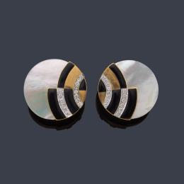 Lote 2180: Pendientes con diseño circular con bandas de esmalte negro y brillantes de aprox. 1,08 ct en total, sobre placa de nácar. Años '70.