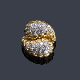 Lote 2192: DAVID WEBB<br>Anillo de diseño contrapeado en oro amarillo de 18K y brillantes.