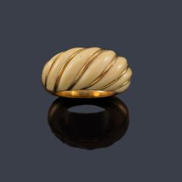 Lote 2255<br>GREGORY<br>Anillo con pieza gallonada de marfil con hilo de oro en montura de oro amarillo de 18K.