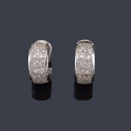 Lote 2262<br>Criollas con pavé de brillantes de aprox. 1,00 ct en total en montura de oro blanco de 18K.