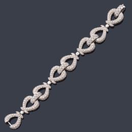 Lote 2265<br>GAYUBO<br>Pulsera con ocho eslabones aperillados con pavé de brillantes de aprox. 11,25 ct en total.