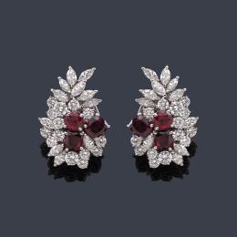 Lote 2275<br>BROOKING<br>Pendientes cortos con rubíes talla cushion y redonda de aprox. 2,20 ct en total y diamantes talla brillante y marquís de aprox. 7,70 ct en total.