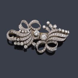 Lote 2278<br>Broche doble-clip con diseño de lazada con diamantes talla brillante y 8/8 de aprox. 5,00 ct en total.